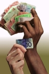 Surinaams Nederlands_JB1996-5-33Nederland,1996↵
projekt Geld↵
↵
Surinaams en Nederlands briefgeld↵
tientje ↵
handen↵
↵
foto Jan Bogaerts